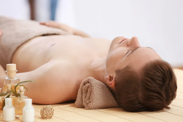 Muž relaxační wellness salonu — Stock fotografie