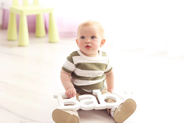 Bebé sentado en el suelo — Foto de Stock