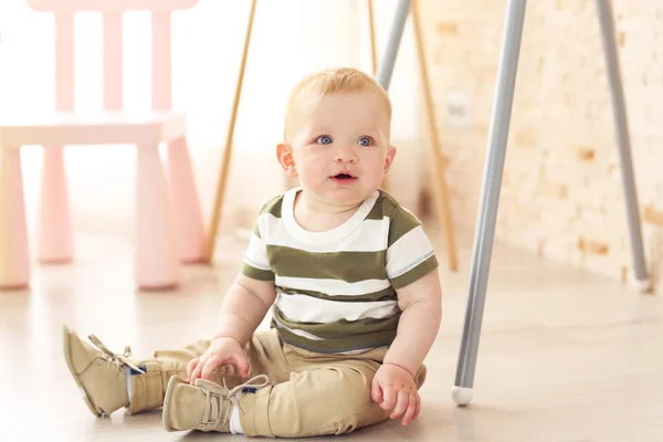 Bebê sentado no chão — Fotografia de Stock