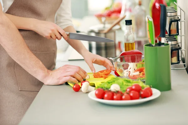 Amar pareja cocinar ensalada —  Fotos de Stock