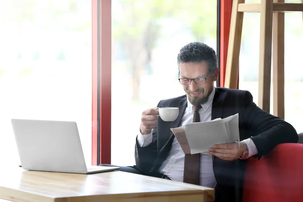 Empresario leyendo periódico — Foto de Stock