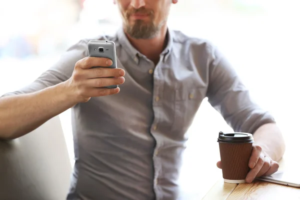 Бизнесмен отдыхает с чашкой кофе — стоковое фото