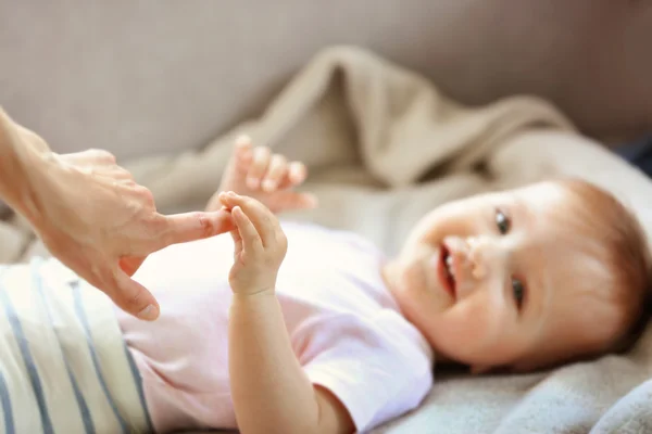 Kvinna med baby hand — Stockfoto