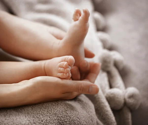女人抱着婴儿的脚 — 图库照片