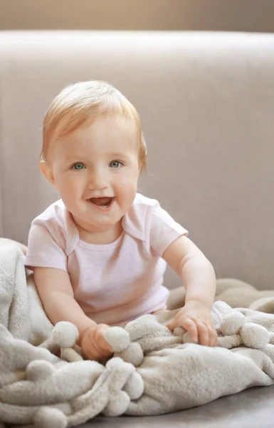 Bebé niña en el sofá — Foto de Stock