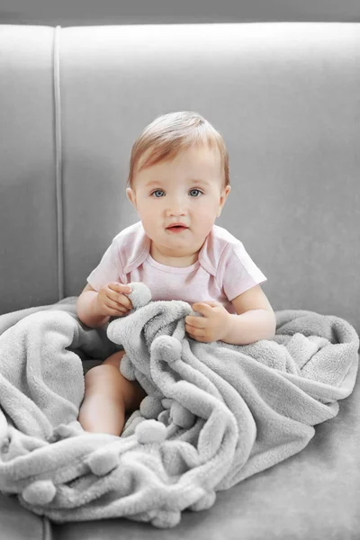 Малышка на диване — стоковое фото