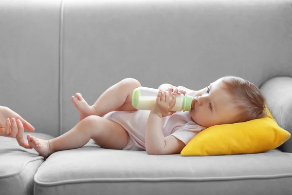 女婴喝牛奶 — 图库照片