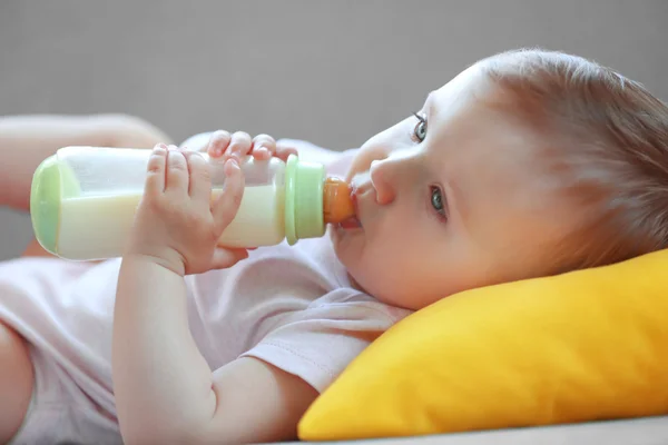 Bebê menina beber leite — Fotografia de Stock