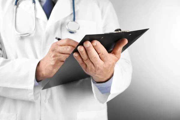 Medico professionale con appunti — Foto Stock