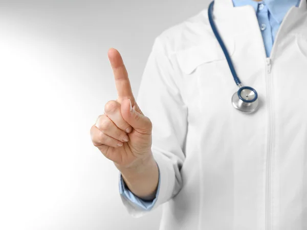 Médico profissional fazendo gesto — Fotografia de Stock