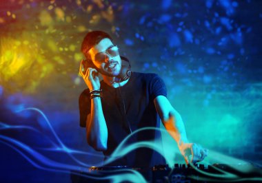 Dj mikserde müzik çalıyor 