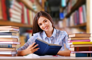 Kitaplığındaki kitap kadınla