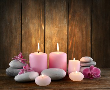 Yanan mumlar ve çiçekler ile spa taşlar