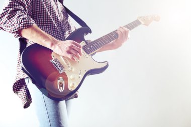 Elektro gitar çalan genç adam.