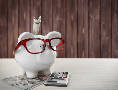 Eklenen Doları banknot ile Piggy banka