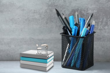 Kalem ve kurşun kalem metal tutucu