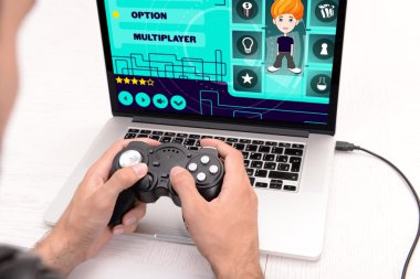 genç adam bilgisayar oyunları oynama