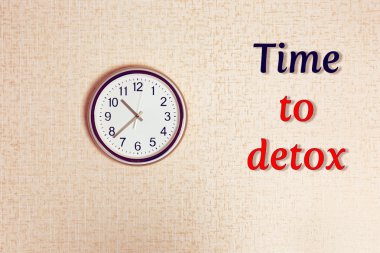 Klasik bej duvar saati