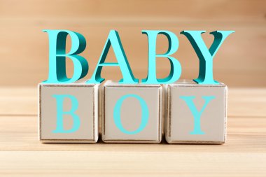 Ahşap arka plan üzerinde eğitim küpleri