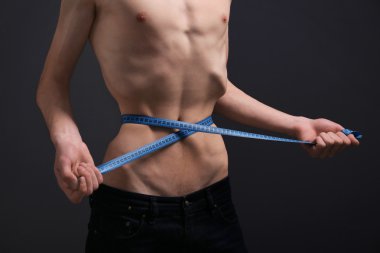 genç adam kendini ölçme 