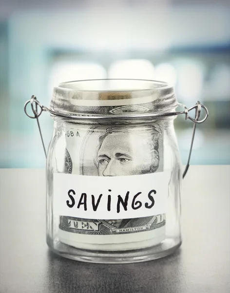 Burk för besparingar full av sedlar — Stockfoto