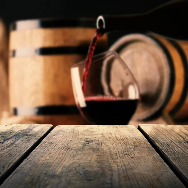 Barrels of wine and wooden desk — Stock Photo, Image