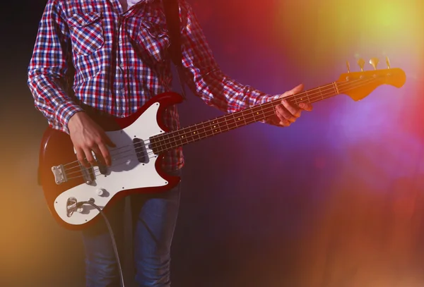 Giovane che suona la chitarra elettrica — Foto Stock