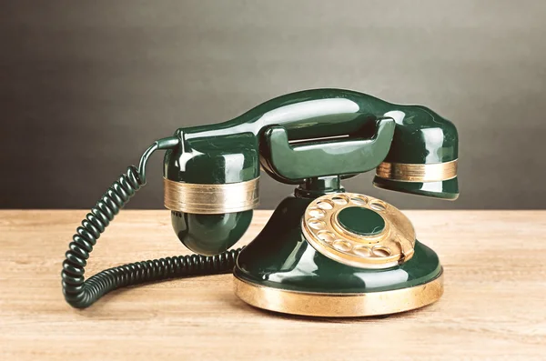 Retro telefon på träbord — Stockfoto