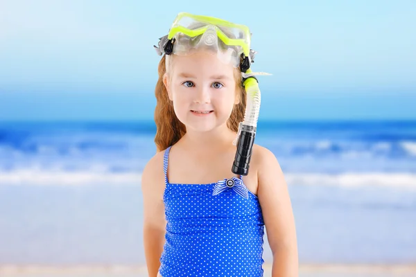 Niña feliz con máscara de buceo — Foto de Stock