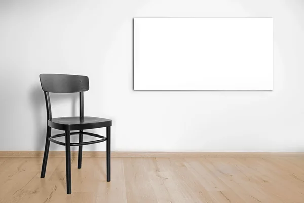 Черный стул и рамка — стоковое фото