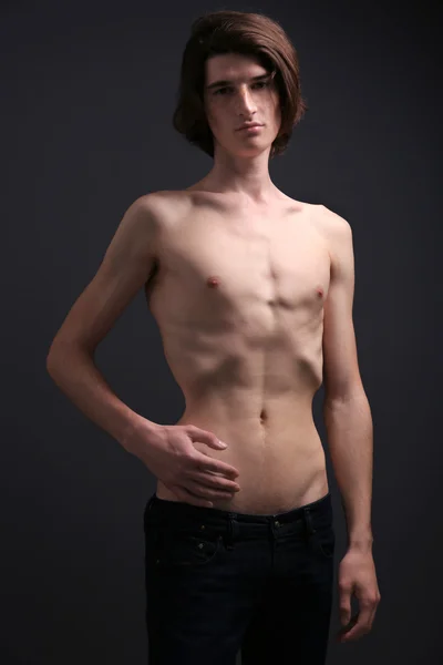 Magerer junger Mann mit Magersucht — Stockfoto