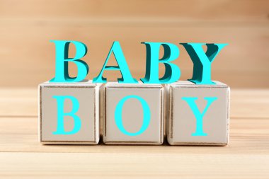 Ahşap arka plan üzerinde eğitim küpleri