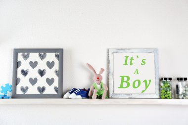 Çocuk odasında oyuncaklarla raflar 