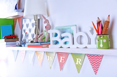 Çocuk odasında oyuncaklarla raflar 