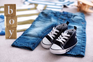 Bebek giysileri ve tahta küpleri yığını 