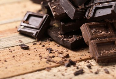 Arka plan üzerinde çikolata parçaları