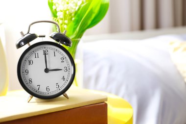 Çalar saat ve çiçek buketi   