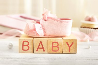 Ahşap tuğla üzerinde Bebek Patiği 