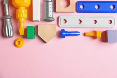 Pembe üzerinde çocuk oyuncakları  
