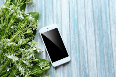 Taze gelin buketi ve cep telefonu   