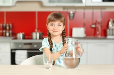 Şirin küçük kız.  