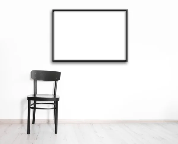 Черный стул и пустая картина — стоковое фото
