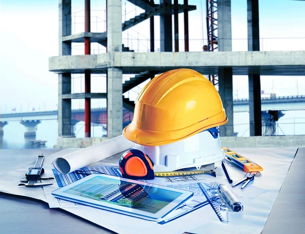 Mesa con planos de construcción —  Fotos de Stock