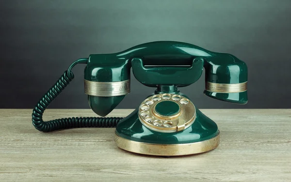 Retro telefon na dřevěný stůl — Stock fotografie