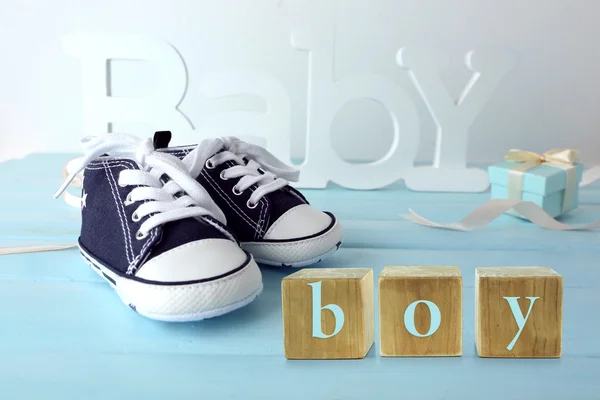 Sepatu bayi dan kubus kayu — Stok Foto