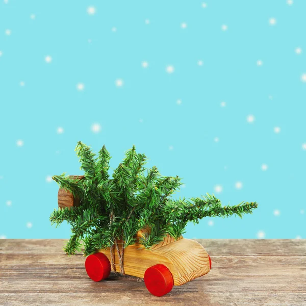 Coche de juguete con árbol de Navidad — Foto de Stock