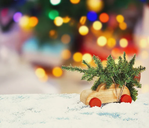 Carro de brinquedo carregando árvore de Natal — Fotografia de Stock