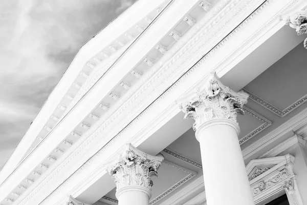Fachada do tribunal com colunas — Fotografia de Stock