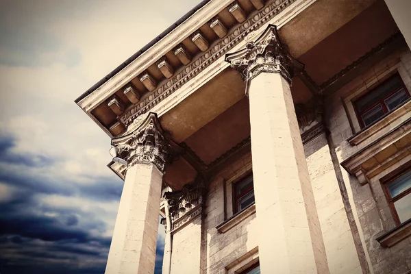 Façade du palais de justice avec colonnes — Photo