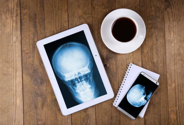 Röntgen Tablet Skärmen Och Mobiltelefonen Med Kopp Kaffe Trä Bakgrund — Stockfoto